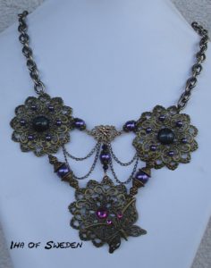 En 70-årspresent med lila pärlor och brons.