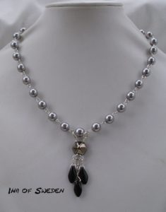 Halsband med grå pärlor och svarta daggers. 425kr