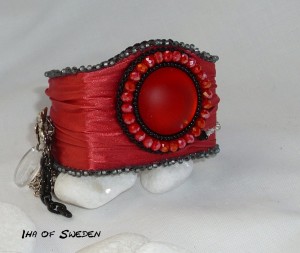 Härligt rött shiboriarmband med kedjor, strass och Luna soft + en liten apa. Pris 1.495 kr