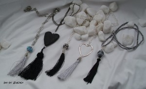 Långa halsband med tofs 275kr, inkl. frakt. Det längst till höger lampworkpärla + läckra pärlor i svart och glittrigt silver 349kr