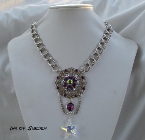 Halsband med kraftig kedja, fullt med olika sorters Swarovski kristaller. Pris 645Kr