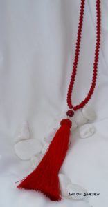 Underbar röd tofs med tjeckiska facetterade pärlor. Pris 475kr, inkl.frakt